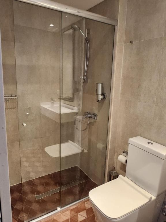 Cama individual con baño propio