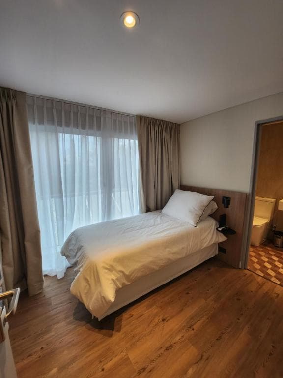 Cama individual con baño propio