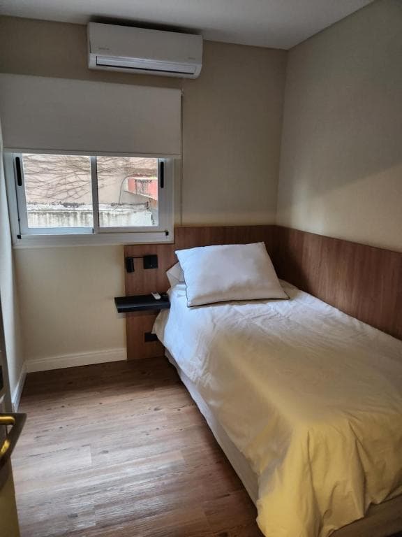 Cama individual con baño propio