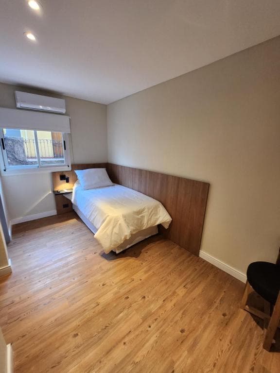 Cama individual con baño propio