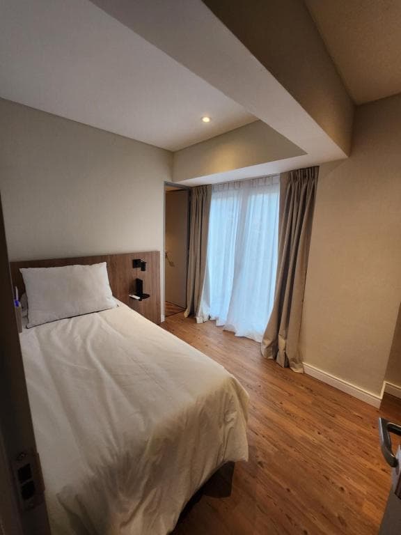 Cama individual con baño propio